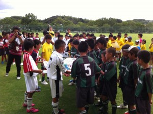 北九州の子ども達から釜石の子ども達へメッセージ入り“絆”フラッグを贈呈