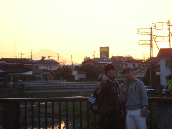 富士山をバックに写真を撮りました。